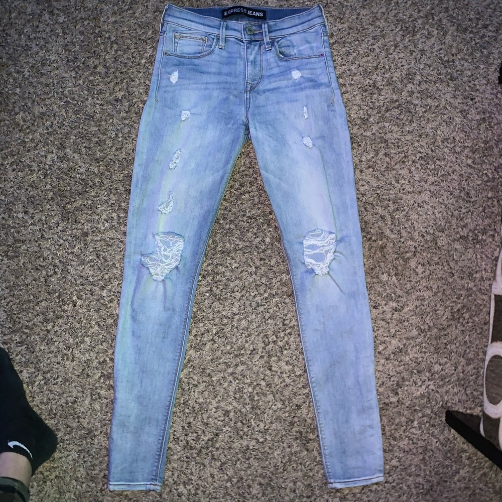 Light wash distressed express jeans!
